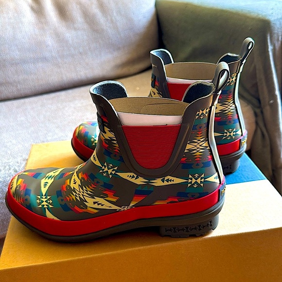 NWT $120 Pendleton Tucson Waterproof Chelsea Ankle Rubber Rain Boot Gray Red Sz6 - Picture 12 of 13